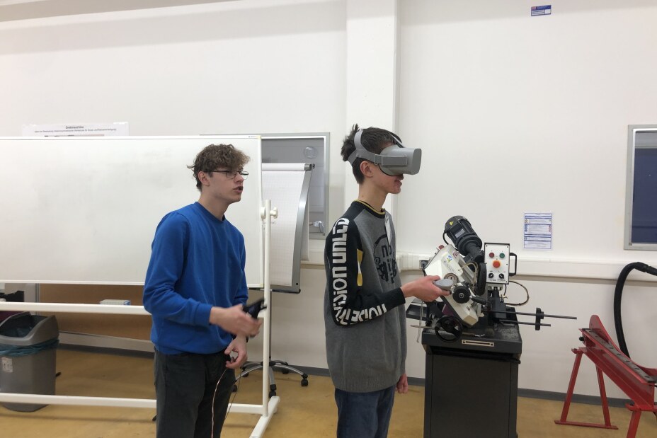 Schüler testen VR-Anwendung, Bild © Berufliche Schule 4 / Stadt Nürnberg