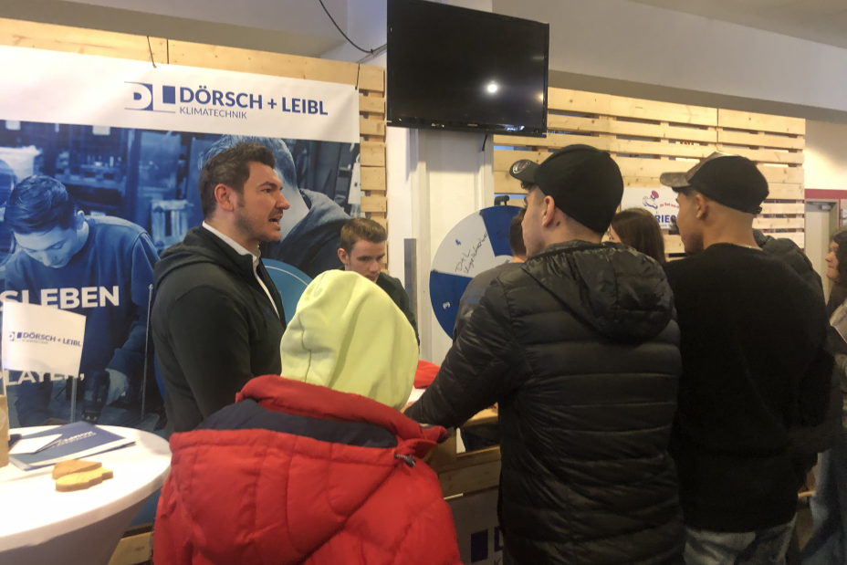 Schüler im Gespräch auf der Handwerkermesse, Bild © Berufliche Schule 4 / Stadt Nürnberg