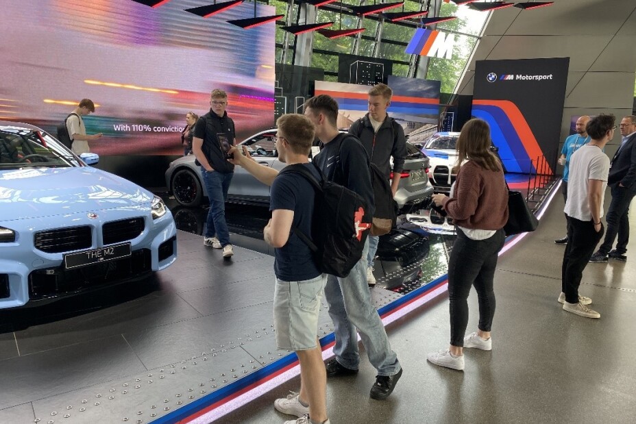 Schülerinnen und Schüler im BMW Museum, Bild © Berufliche Schule 4 / Stadt Nürnberg