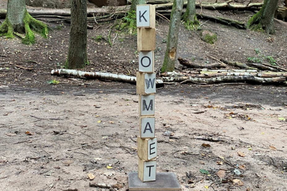 Holzwürfel mit Buchstaben sind im Steinbruch auf einer Platte gestapelt, Bild © Berufliche Schule 4 / Stadt Nürnberg