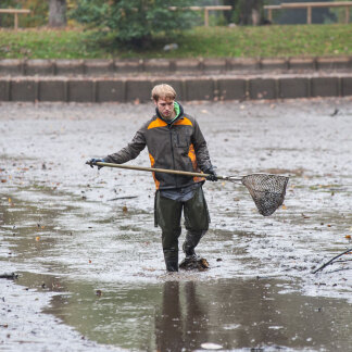 ( Bild: Christine Dierenbach / Stadt Nürnberg ) Die Helfer laufen das verbliebene Rinnsal ab