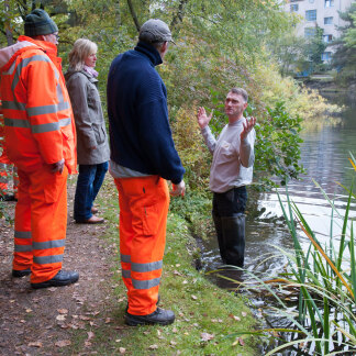 ( Bild: Christine Dierenbach / Stadt Nürnberg ) Kleinschroths Expertise in Sachen Gewässer hat Gewicht bei den
