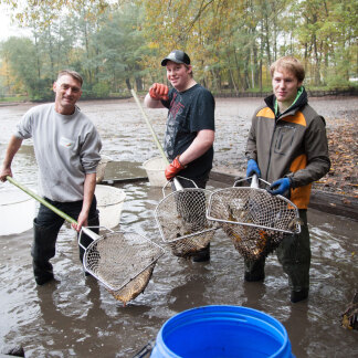 ( Bild: Christine Dierenbach / Stadt Nürnberg ) Klaus Kleinschroth, Wasserbau-Azubi Rafael Segerer und sein Lehr