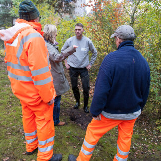 ( Bild: Christine Dierenbach / Stadt Nürnberg ) Anschließend beraten die Fachleute, wie das Ufer ausgebessert w