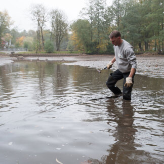 ( Bild: Christine Dierenbach / Christine Dierenbach / Stadt Nürnberg ) ... und mit einem Hammer ein Brett aus der Barriere zieht, die W
