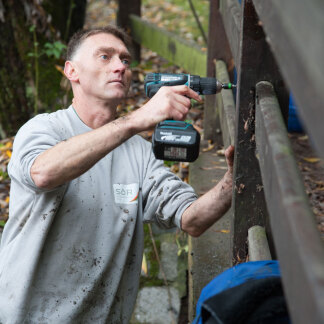 ( Bild: Christine Dierenbach / Stadt Nürnberg ) Klaus Kleinschroth montiert ein Geländer