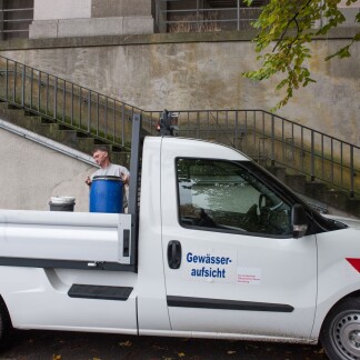 ( Bild: Christine Dierenbach / Stadt Nürnber ) … und zur Kongresshalle gefahren, wo die Gewässeraufsicht ihr