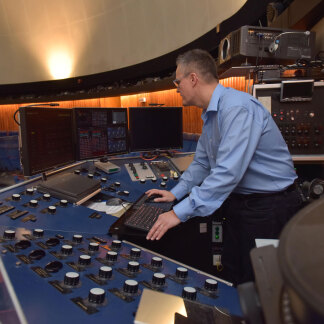 ( Bild: Christine Dierenbach / Stadt Nürnberg ) Ein Tag im Planetarium