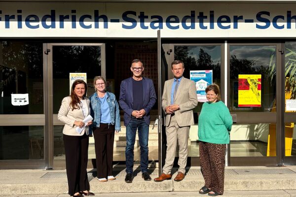 Besuch an der Friedrich-Staedtler-Schule Nürnberg; v. l.: Cornelia Trinkl (Bildungsreferentin), Lisa Kaiser (Schulleitung), Thomas Reichert (Fachlicher Leiter des Staatlichen Schulamts in der Stadt Nürnberg), Marcus König (Oberbürgermeister) und Elke Duus (Konrektorin).