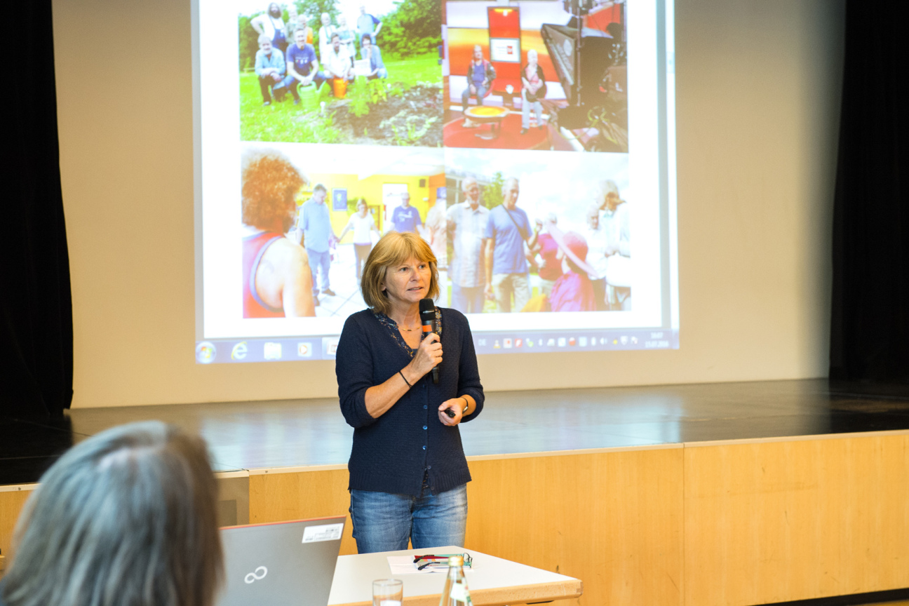 Frau Weiß berichtet über die Straßenkreuzer-Uni, Bild © Rudi Ott