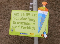 Schilder an den Ampeln zum Schulstart