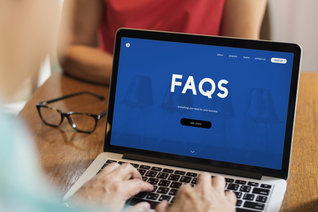 Bildschirm mit Aufschrift FAQ © Rawpixel / Adobe Stock