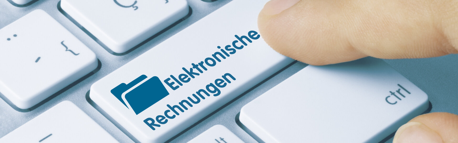 Finger auf Tastatur - Elektronische Rechnung