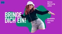 Junge Frau mit weißem Hut, dunkler Jacke und Jeans auf lila Hintergrund. Daneben der Schriftzug "Bring dich ein!"