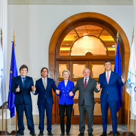 Ursula von der Leyen mit den Präsidenten von Argentinien, Uruguay, Brasilien und Paraguay.