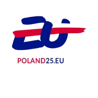 Logo der polnischen Ratspräsidentschaft: Die Buchstaben EU in dunkelblau, durchzogen von einem weißen und einem roten Strich, die die Flagge Polens stilisieren.