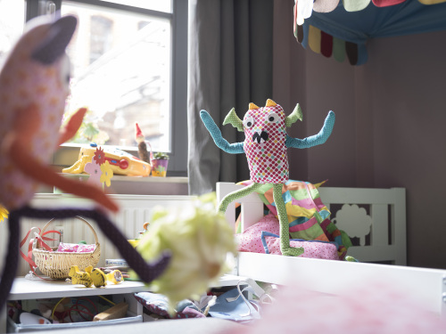 Das Bild zeigt spielende Kinder in einem unaufgeräumten Kinderzimmer. © © Sebastian Autenrieth, 2016