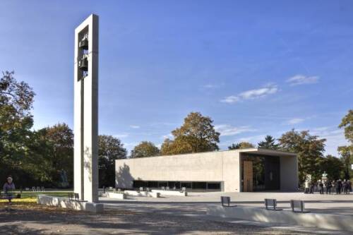 Neue Trauerhalle mit Glockenturm © Thomas Dlugosch