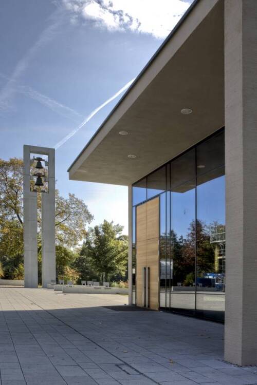 Neue Trauerhalle West mit Glockenturm © Thomas Dlugosch