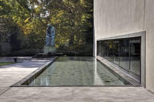 Wasserbecken mit Blick auf Skulptur © Thomas Dlugosch