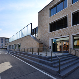 ( Bild: Wolfgang Schmitt / Stadt Nürnberg ) Pausenhof mit Fahrradstrecken