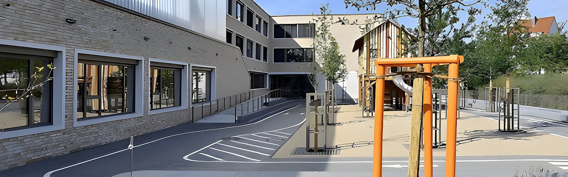 Ein Ausschnitt des Schulhofes der Michael Ende Schule, links ist ein Teil des Schulgebäudes zu sehen.
