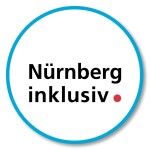 In einem blauen Kreis auf weißem Hintergrund steht in schwarzen Buchstaben: Nürnberg inklusiv. Ein roter Punkt beendet die Aussage.