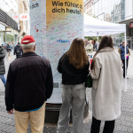 Litfaßsäulenaktion: Wie geht es dir heute, Menschen vor den Plakaten