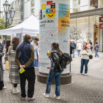 Litfaßsäulenaktion zur Nürnberger Woche der seelischen Gesundheit: Menschen im Gespräch