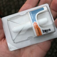 Naloxon wirkt als Gegenspieler zu Opioiden und wird im Notfall wie ein Nasenspray appliziert