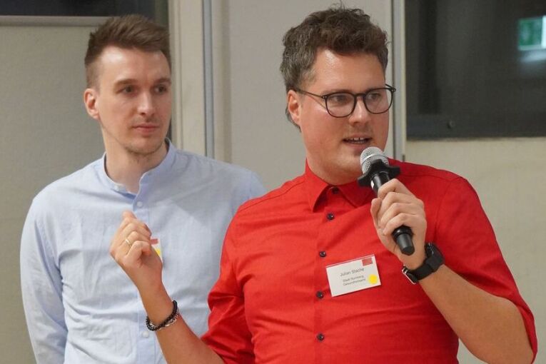 Dr. Philipp Hausmann (links) und Julius Stache (rechts), Mitarbeiter des Sachgebiets Kommunale Präventionsstrategie des Gesundheitsamts