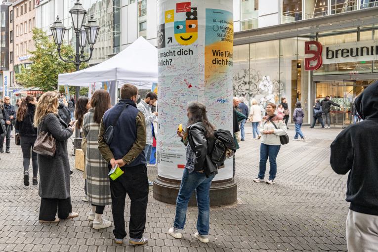 Litfaßsäulenaktion zur Nürnberger Woche der seelischen Gesundheit: Menschen im Gespräch