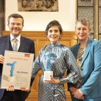 Oberbürgermeister Marcus König und Hedwig Schouten, Frauenbeauftragte der Stadt Nürnberg, verleihen den Frauenpreis 2024 an Ella Schindler