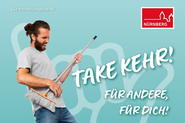 Ein Mann tanzt mit einem Besen und verdeutlicht dadurch das Wortspiel: "Take Kehr".