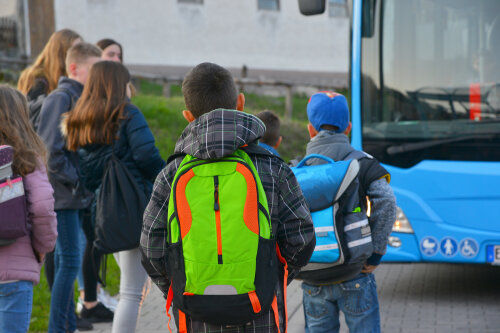 Schüler mit Schulrucksack der Grundschule auf dem morgendlichen