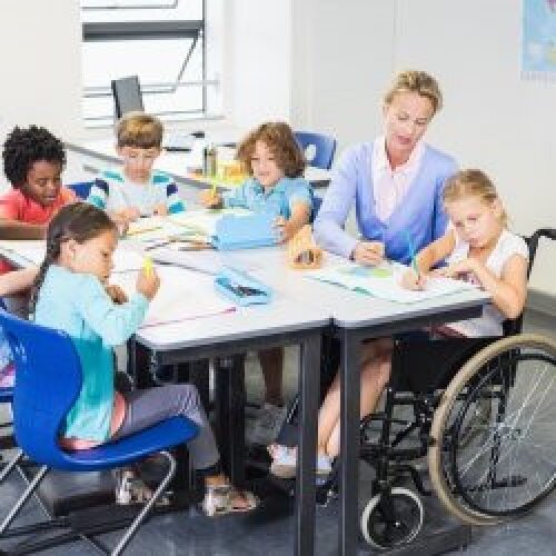 Teacher helping kids with their homework in classroom © https://139121967 / ©WavebreakMediaMicro - stock.adobe.com