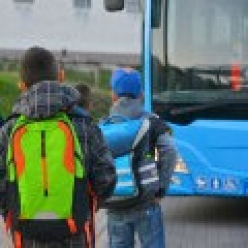 Schüler mit Schulrucksack der Grundschule auf dem morgendlichen © HERMANNJOACHIM / ©Hermann - stock.adobe.com