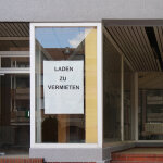 Laden zu vermieten Schild im leeren Ladenlokal