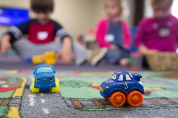 Kinder spielen in der Kita