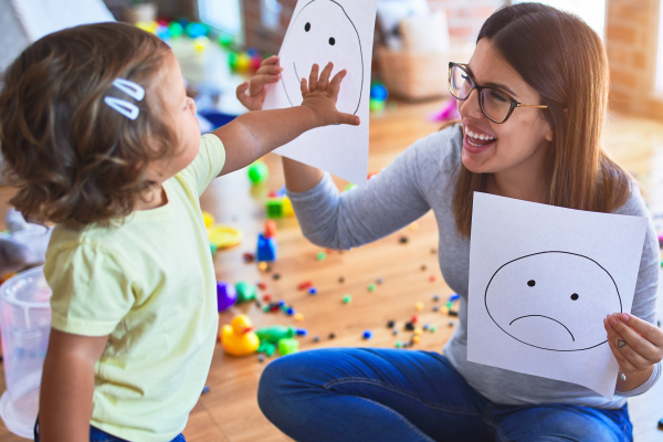 Kita Erzieherin Kinderbetreuung Stockfoto