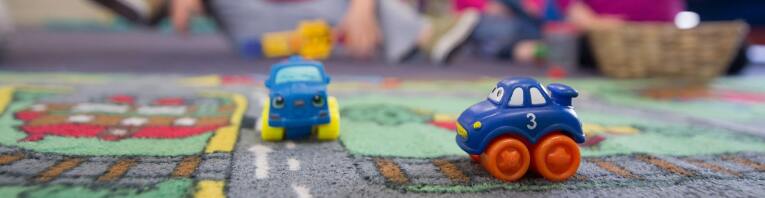 Kinder spielen in der Kita.