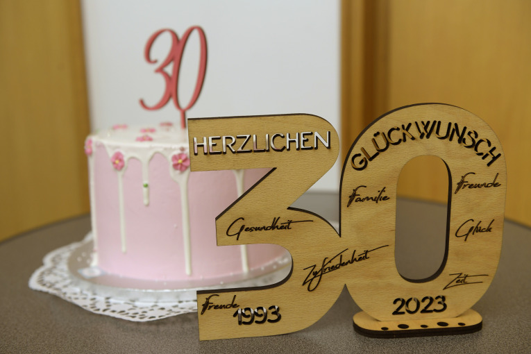 Zum Jubiläum "30 Jahre Kinderkommission Nürnberg" gibt es eine große Torte, die mit einer großen "30" verziert ist.