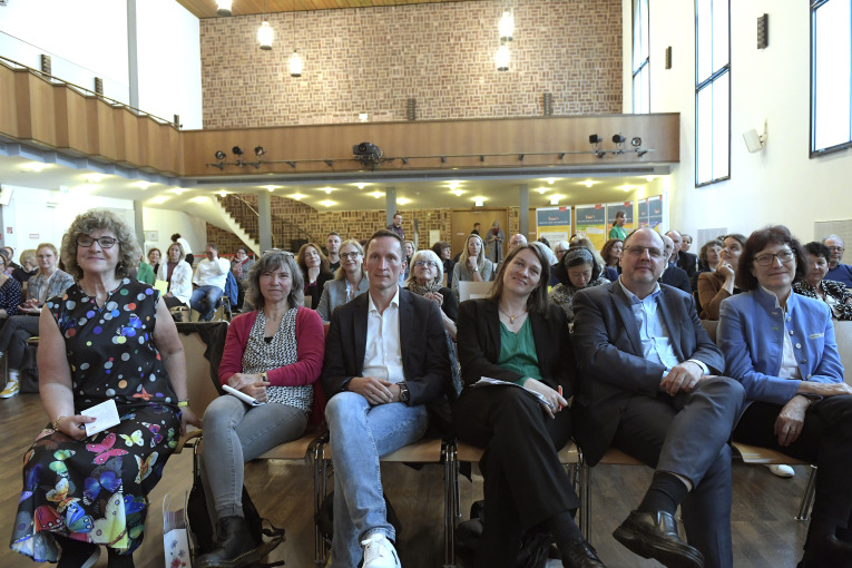 Mit zahlreichen Gästen wurde die Auftaktveranstaltung zu "30 Jahre Kinderkommission Nürnberg" im Heilig-Geist-Saal gefeiert. Zu sehen sind hier die Ehrengäste der Veranstaltung.