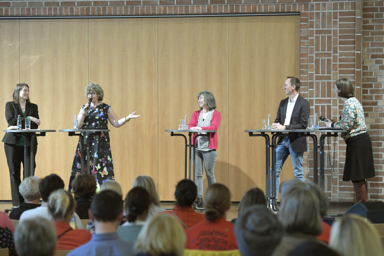 Bei der Auftaktveranstaltung zu "30 Jahre Kinderkommission Nürnberg" spricht die Vorsitzende Helmine Buchsbaum.