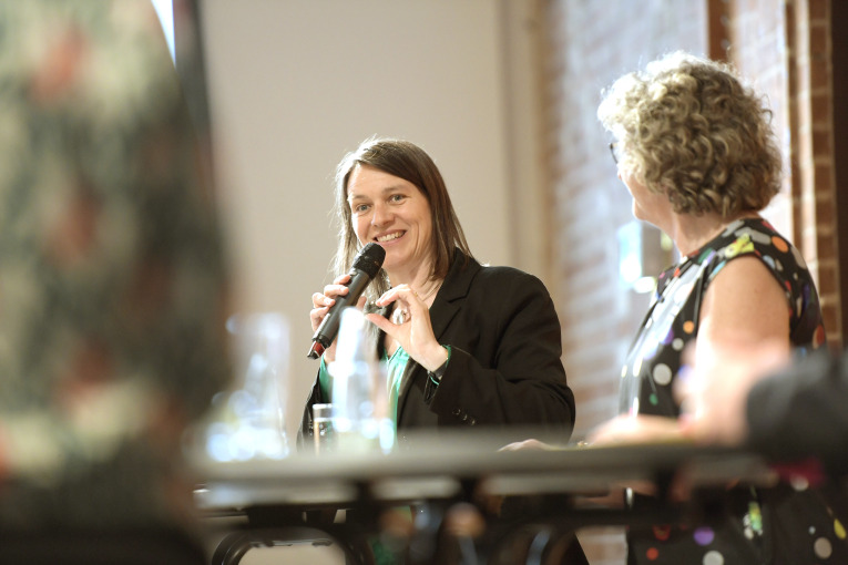 Die Referentin für Jugend, Familie und Soziales Elisabeth  Ries spricht bei der Auftaktveranstaltung "30 Jahre Kinderkommission Nürnberg".