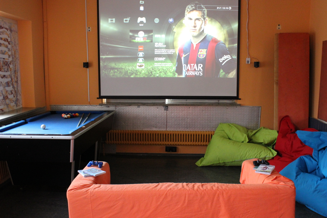 Raum mit Sofas, Leinwand, Beamer und Playstation, Bild © Lea Uhlenbrock