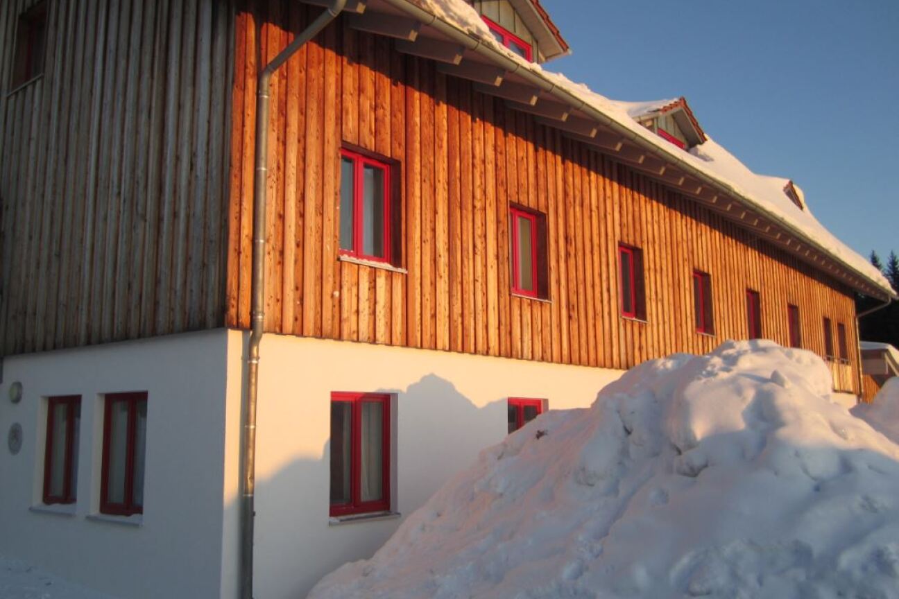 Die Jugendherberge Finsterau in der Wintersonne, Bild © Gabi Uhlenbrock