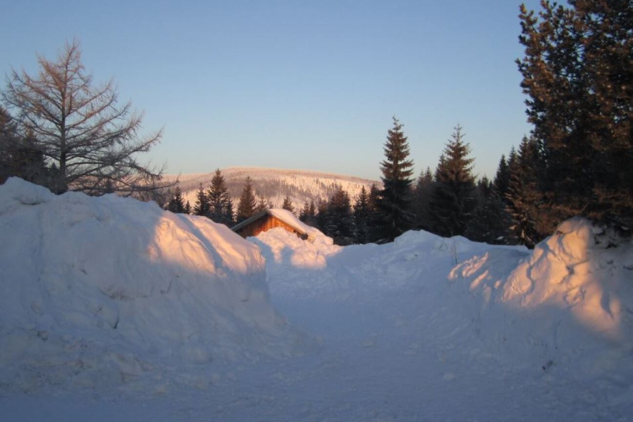 Blick auf hohe Schneehaufen in der Abendsonne, Bild © Gabi Uhlenbrock