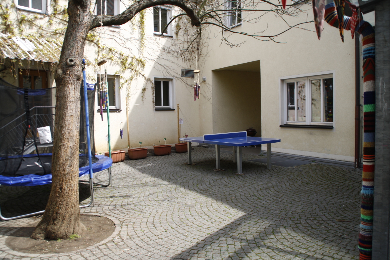 Der Innenhof mit Tischtennisplatte und Trampolin, Bild © Lea Uhlenbrock