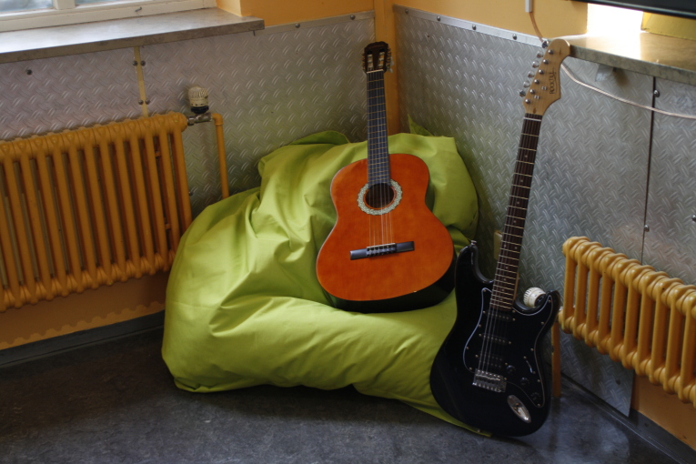 Akustische Gitarre und E-Gitarre